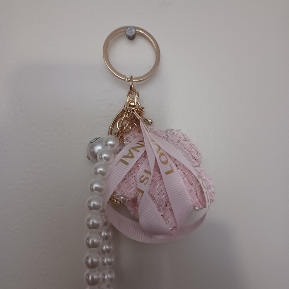 NWOT PINK ROSE KEYCHAIN/BAG CHARM WITH FAUX PEARLS 3.5" LENGTH. - Picture 2 of 4